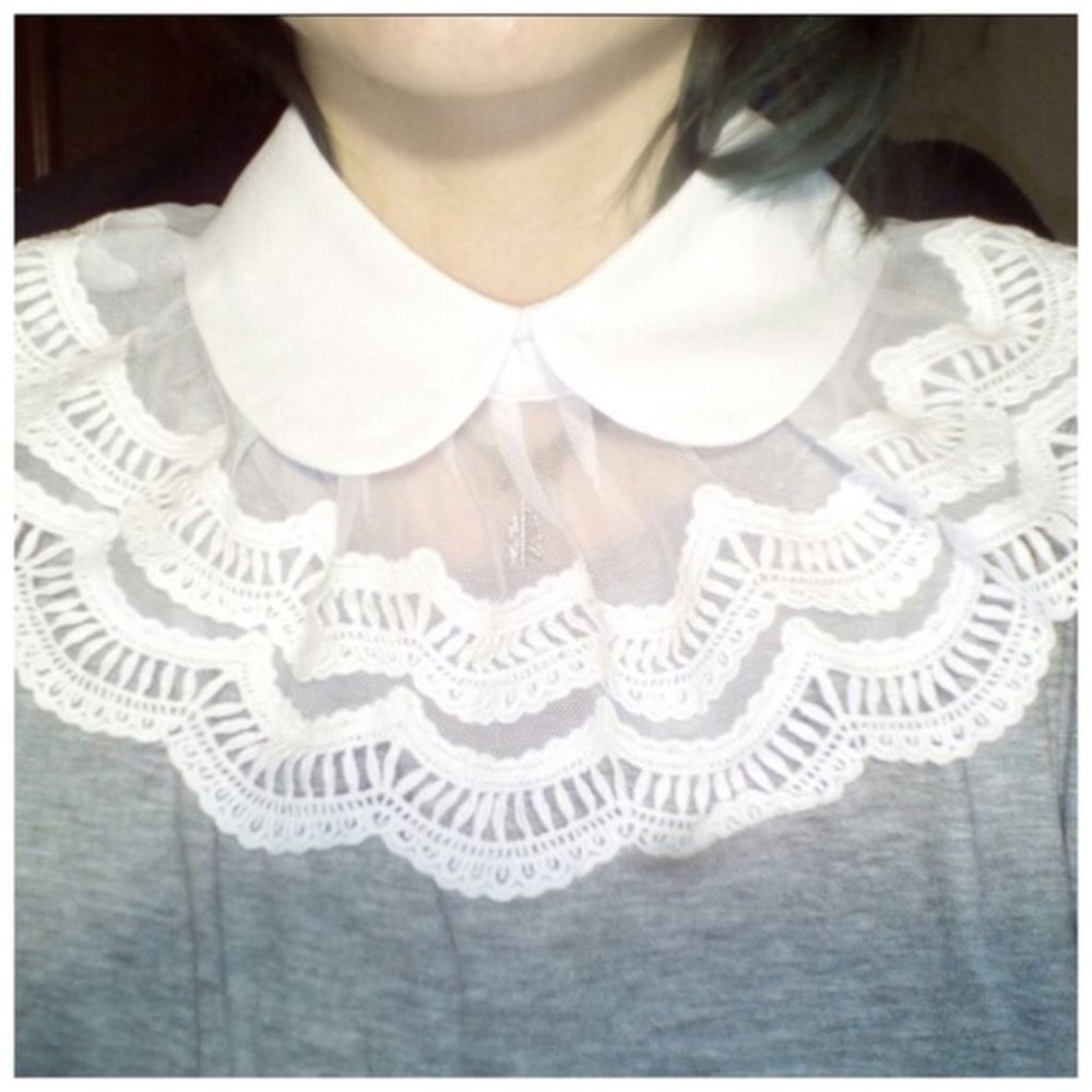 Snow-white collar ala Peter Pan. Cotton.